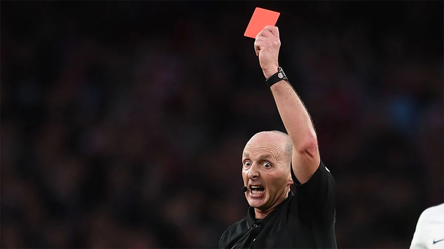 Thẻ đỏ dành cho những hành vi phạm lỗi nghiêm trọng trong bóng đá.